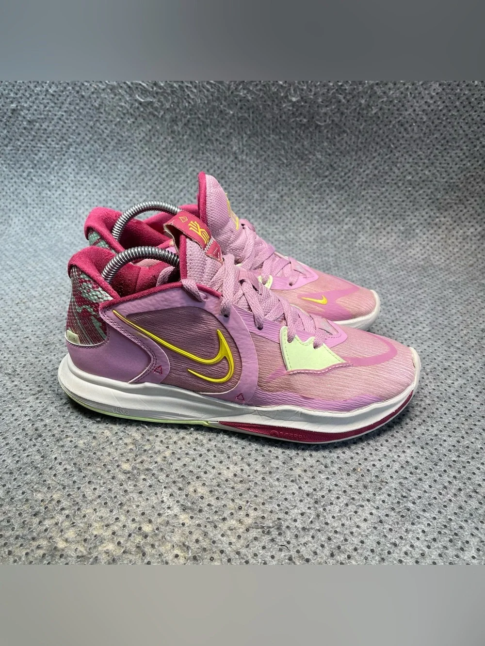 Nike Kyrie Low 5 Pink Basketball Shoes Size 9 Women’s